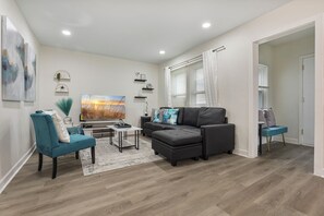 Smart-TV, Kamin, Bücher, Stereoanlage