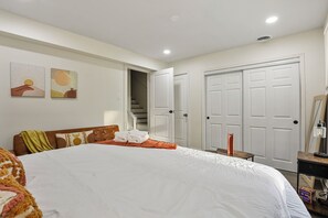 4 bedrooms, desk, iron/ironing board, free WiFi