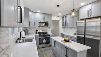 Frigorifero, microonde, forno, piano cottura