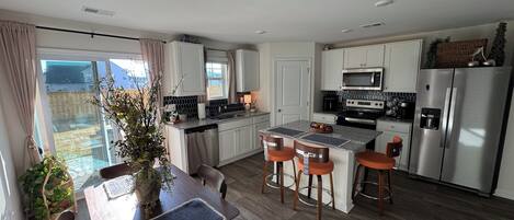 Een magnetron, een oven, een kookplaat, een vaatwasser