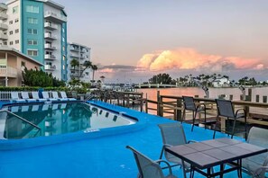 Utendørsbasseng og et oppvarmet basseng