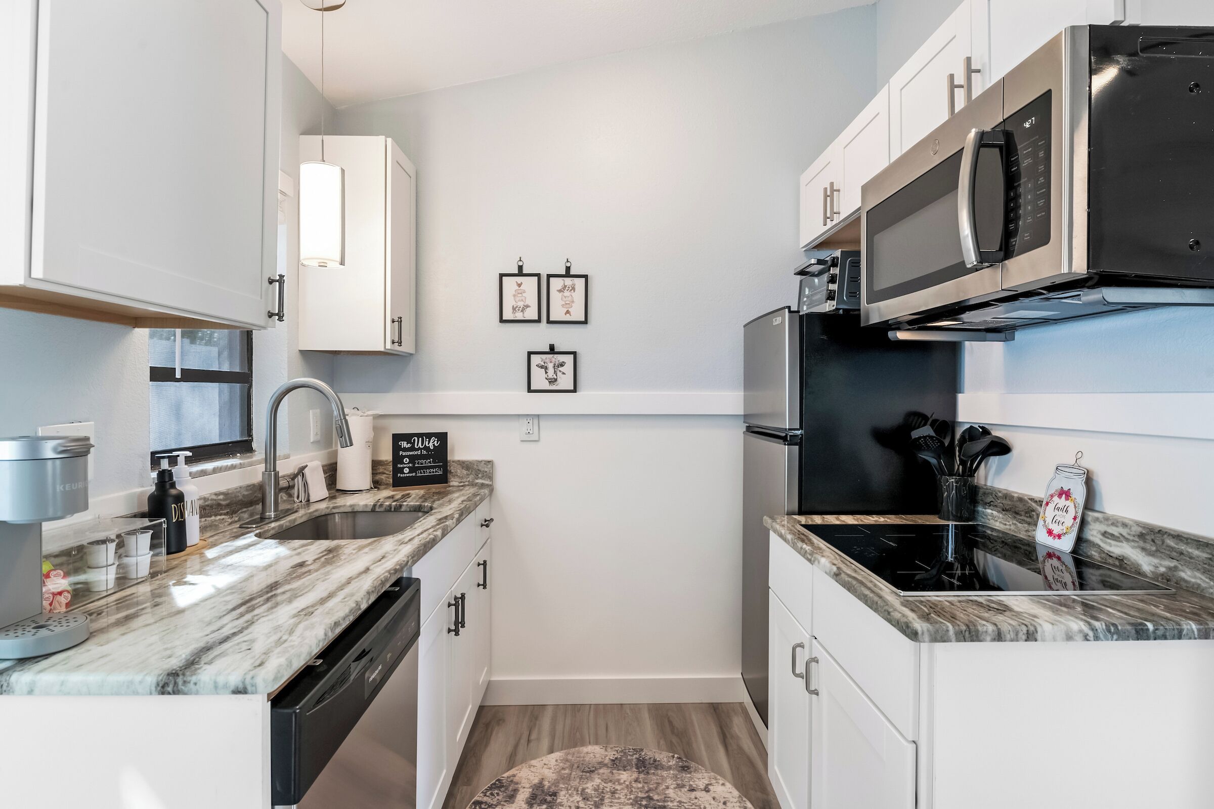 Kühlschrank, Mikrowelle, Herdplatte, Geschirrspüler