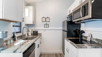 Kühlschrank, Mikrowelle, Herdplatte, Geschirrspüler