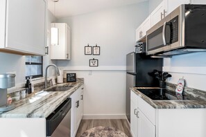 Kühlschrank, Mikrowelle, Herdplatte, Geschirrspüler