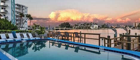 Een buitenzwembad en een verwarmd zwembad