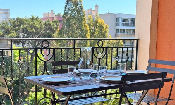Outdoor dining - 2-bedroom Apartment - Sleeps 6 - Residential Swimming Pool - Air Conditioning - Wifi - Sainte Maxime (Sainte-Maxime)
