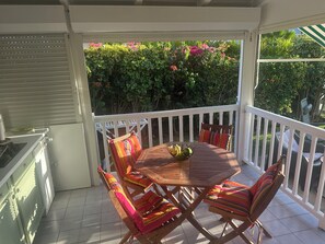 Outdoor dining - Magnificent duplex with private garden and swimming pool (Saint-François)