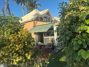 Property grounds - Magnificent duplex with private garden and swimming pool (Saint-François)