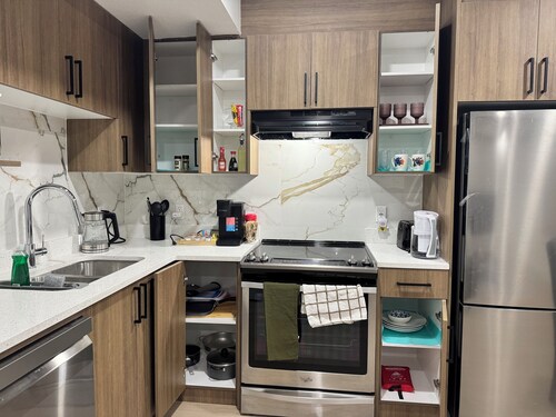 Canal view Luxury  modern legal walkout suite near airport