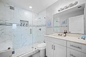 Shower, hair dryer, towels, soap - Blue Tide – Spacious 5BR Beach Getaway w/ Pool (Melbourne)