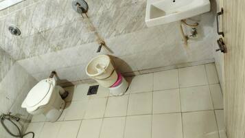 Deluxe Double Room | Bathroom | Shower, free toiletries, towels, soap