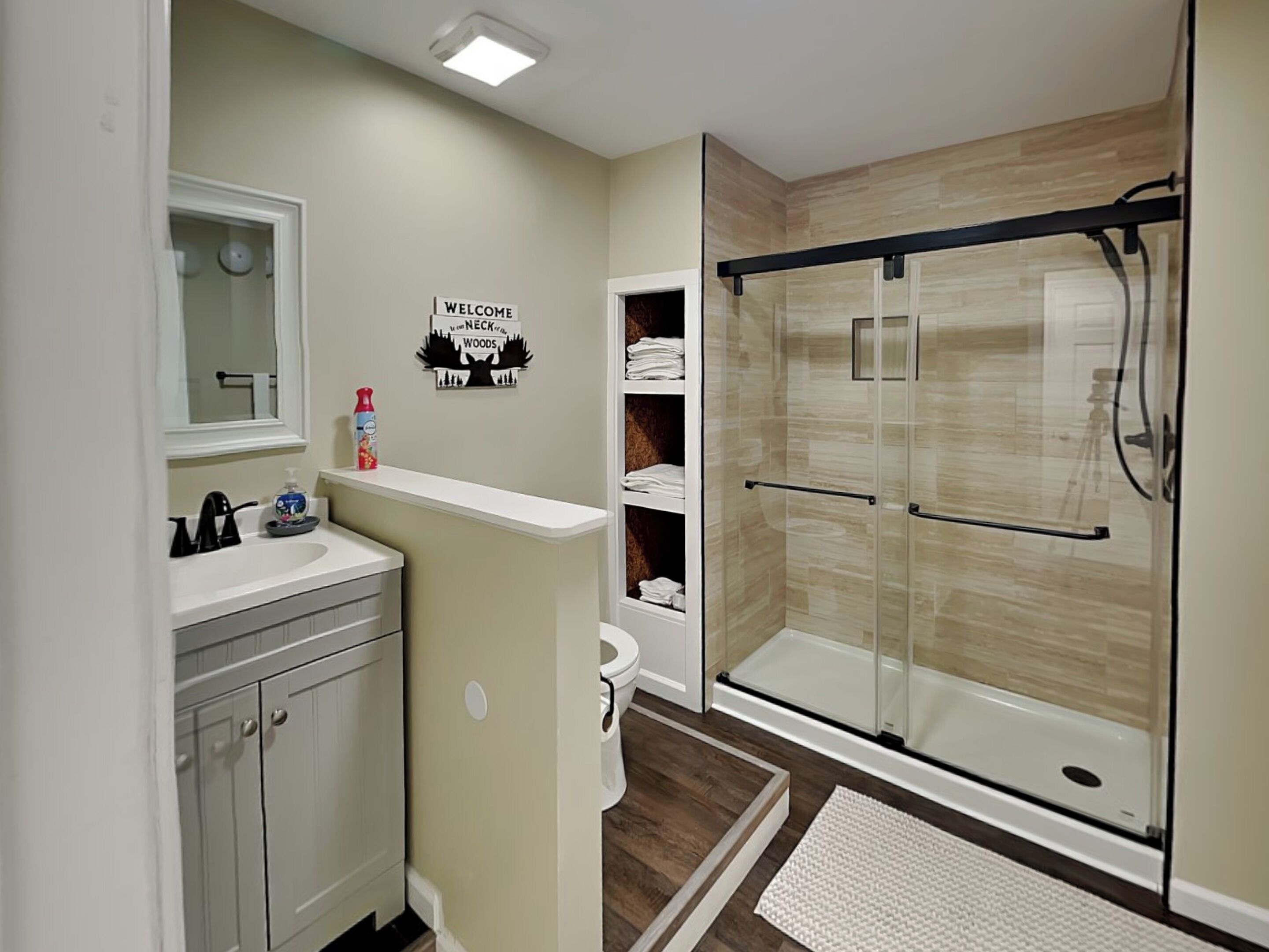 Un baño moderno con ducha, inodoro y lavamanos.