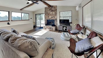 Studio (3 Bedrooms) | Front of property