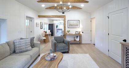 Stay at this stylish retreat in SoKnox -Only 3.8 miles to UT & much more!