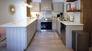 Micro-ondes, four, plaque de cuisson, lave-vaisselle