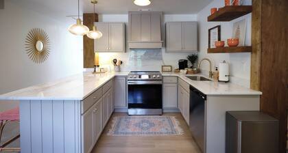 Stay at this stylish retreat in SoKnox -Only 3.8 miles to UT & much more!