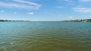 Une vue sur la côte, avec une mer calme et un ciel dégagé.