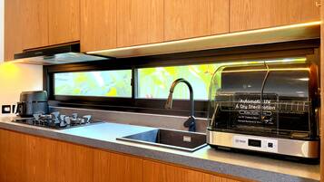 Vila família, cozinha, vista para a piscina | Cozinha privada | Geladeira grande, micro-ondas, fogão