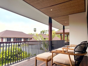 Vila família, cozinha, vista para a piscina | Sacada