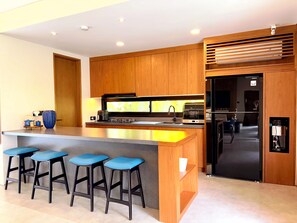 Familievilla, kjøkken, bassengutsikt | Eget kjøkken | Kjøleskap, mikrobølgeovn, ovn og kjøkkenutstyr