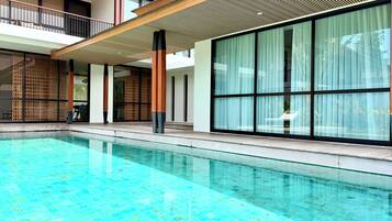 Vila família, cozinha, vista para a piscina | Vista da sacada