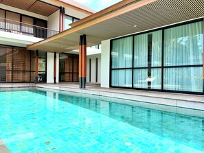 Vila família, cozinha, vista para a piscina | Vista da sacada