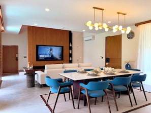 Family Villa, Kitchen, Pool View | Dining room