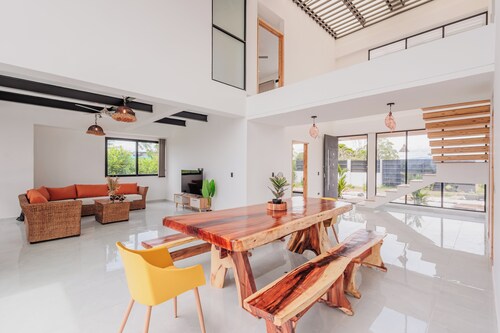 Marvelous 5-bedroom Villa in Cerritos, Pereira