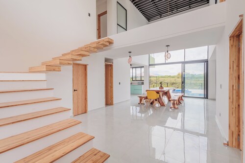 Marvelous 5-bedroom Villa in Cerritos, Pereira