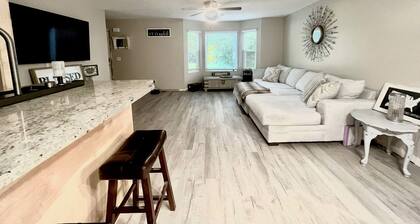 Home in Downtown Acworth with Hot Tub