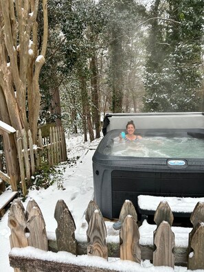 Outdoor spa tub