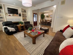 Smart-tv, eldstad, böcker och en stereo