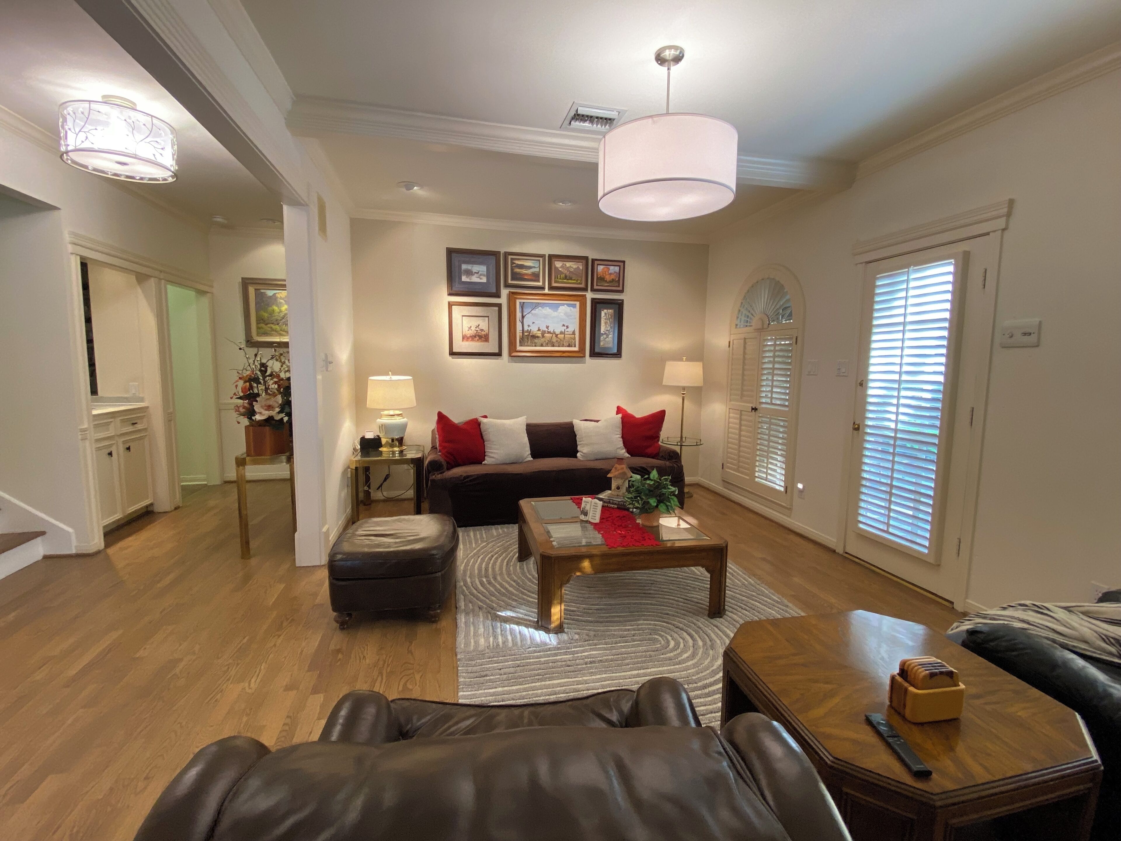 TV connectée, cheminée, livres, chaîne hi-fi