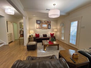 Smart TV, fireplace, stereo - Uptown Cozy and Spacious Home (Houston)