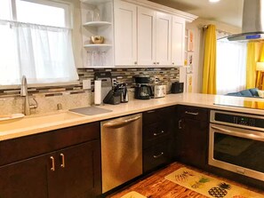 Microondas, horno, parrilla de estufa y lavavajillas