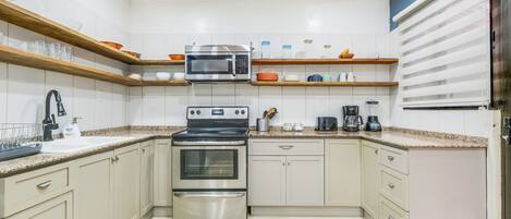 冰箱、微波炉、烤箱、炉灶