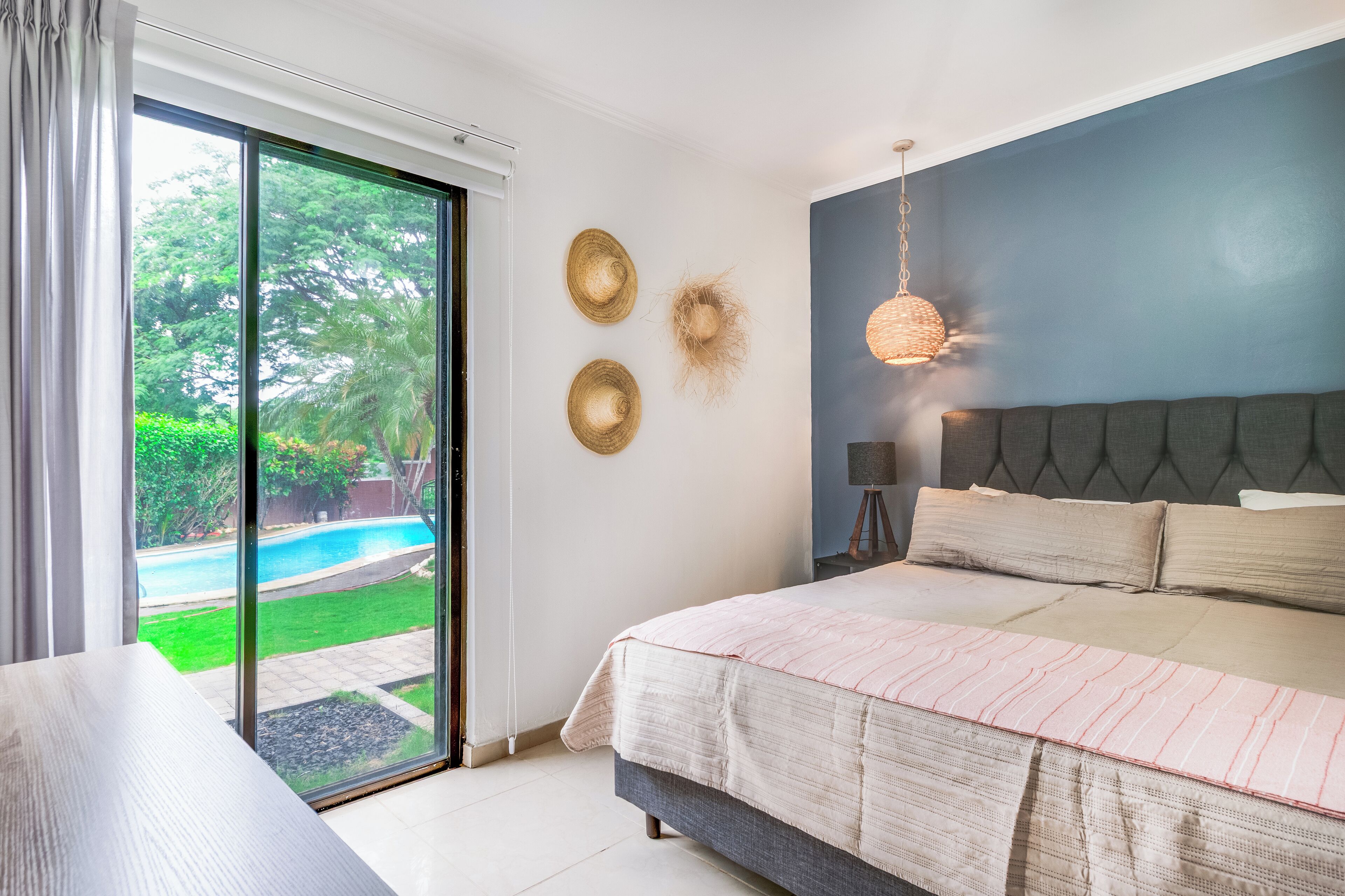 2 soverom, safe på rommet, skrivebord og reiseseng for barn