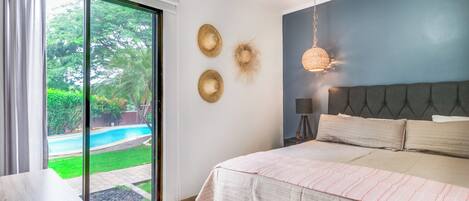 2 chambres, coffres-forts dans les chambres, bureau, lit parapluie