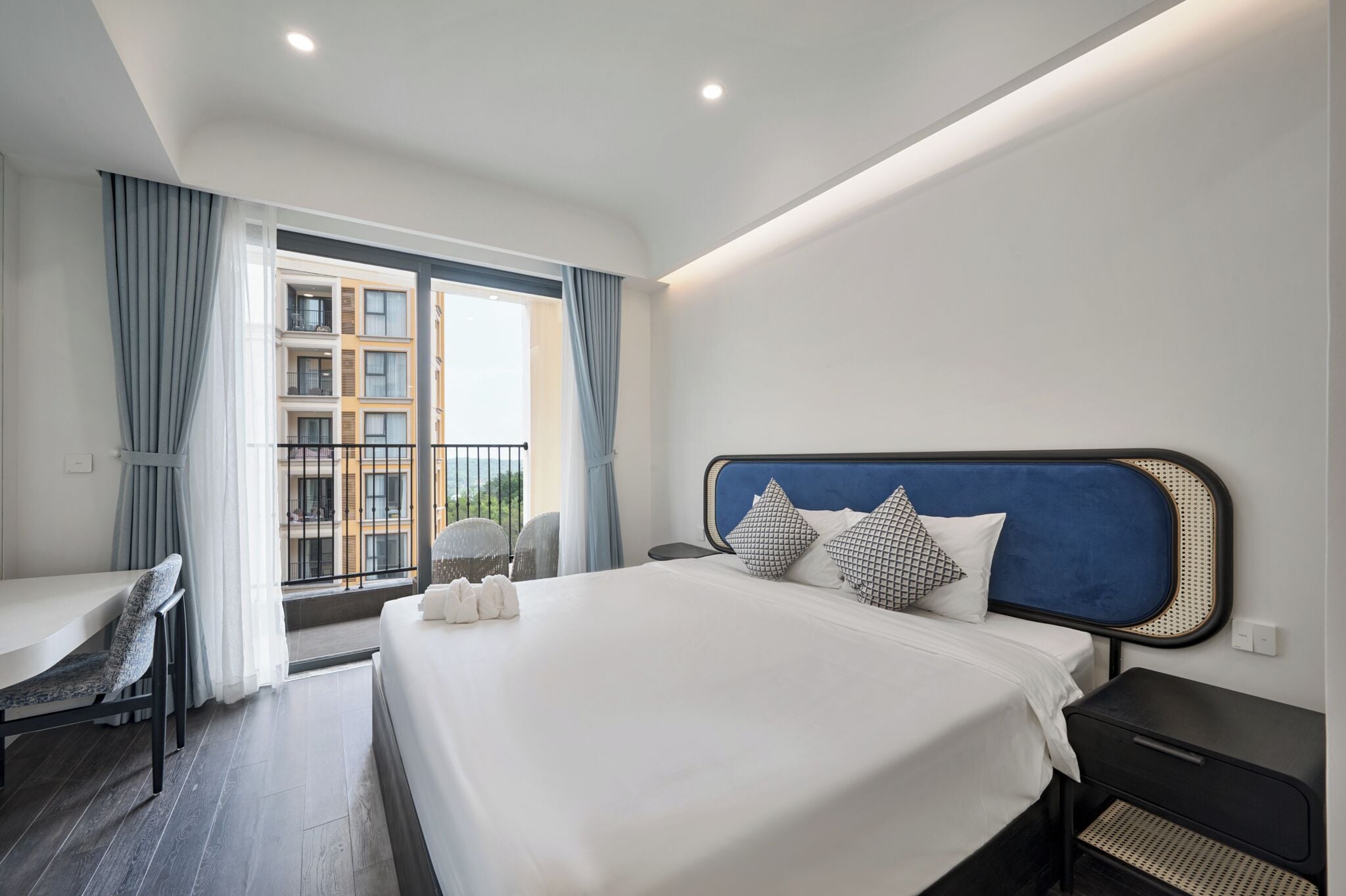 Estudio superior, balcón, vista a la ciudad | Escritorio, espacio para trabajar con laptop y cortinas blackout 