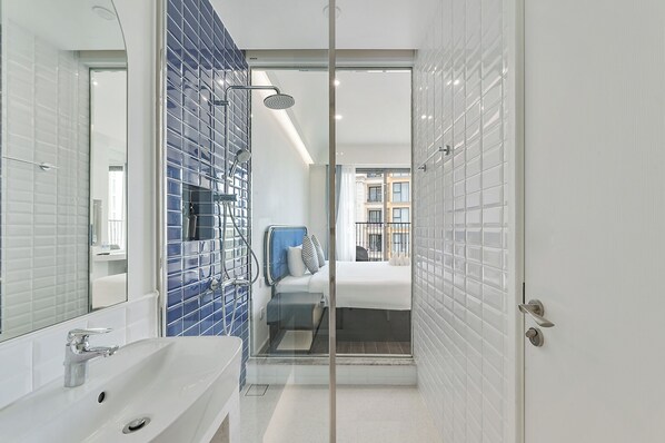 Studio supérieur, balcon, vue sur la ville | Bureau, espace de travail pour ordinateurs portables