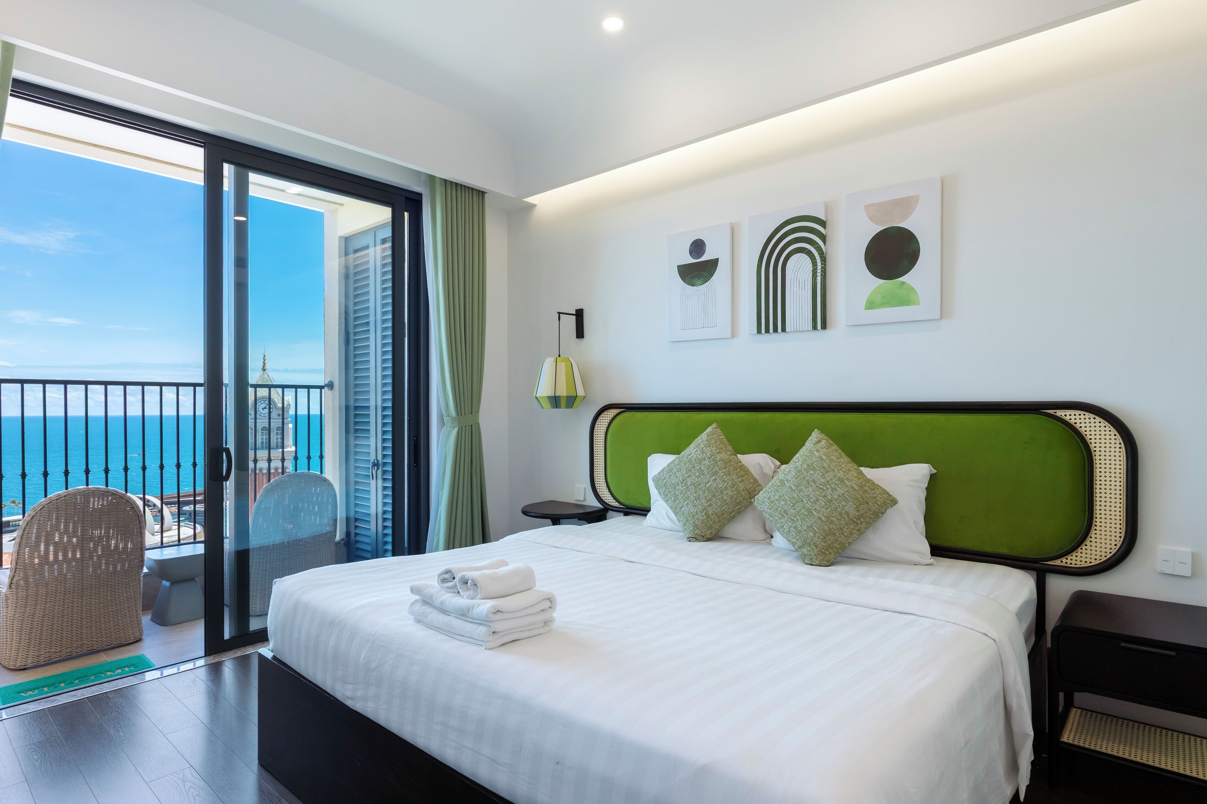 Estudio superior, balcón, vista a la playa | Escritorio, espacio para trabajar con laptop y cortinas blackout 