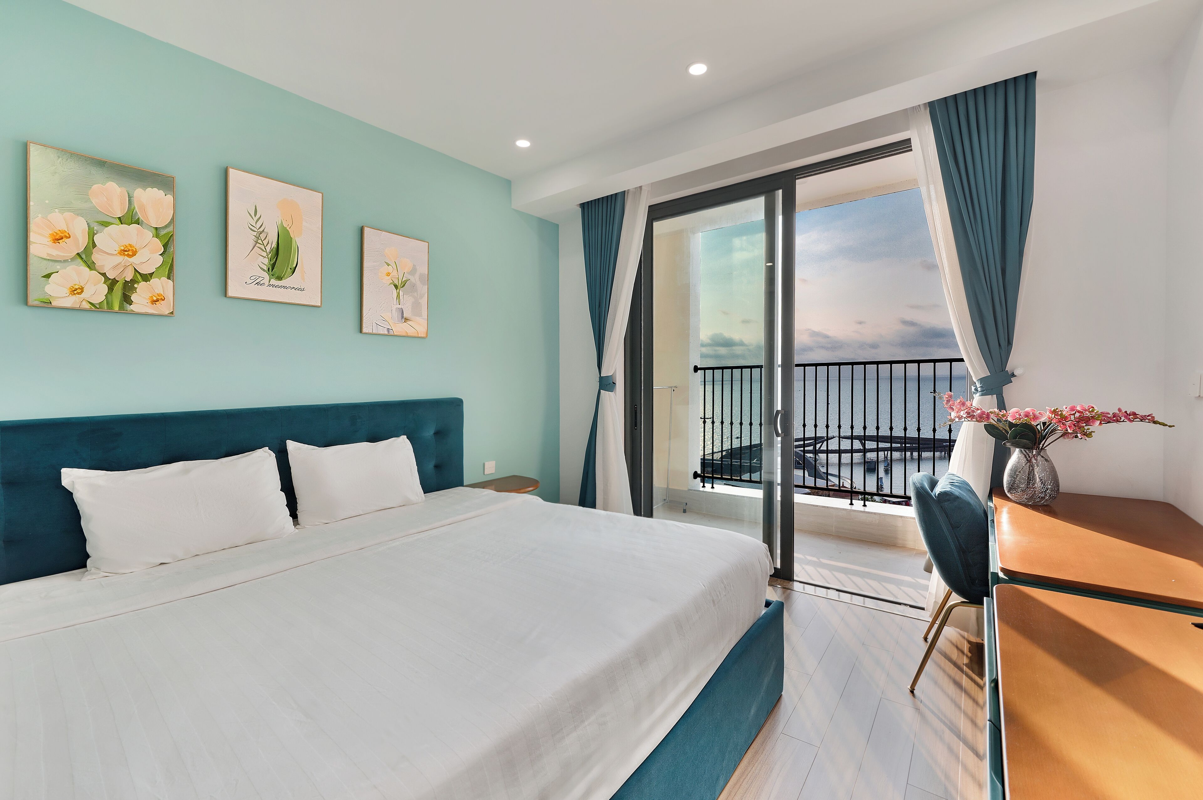 Suite estudio Deluxe, balcón, vista a la playa | Escritorio, espacio para trabajar con laptop y cortinas blackout 