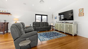 Smart TV, books, stereo - Whale Watcher - Beachfront with Spa (Culburra Beach)