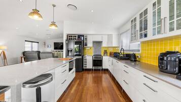 Fridge, microwave, stovetop, dishwasher