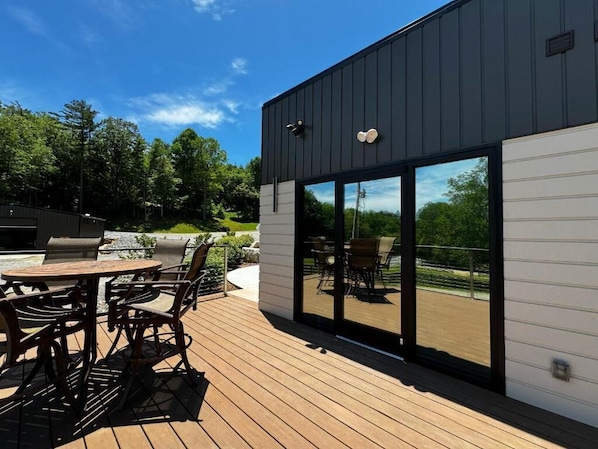 Exterior - Couples Glamping Cabin - Lazy Bear (Balsam Grove)