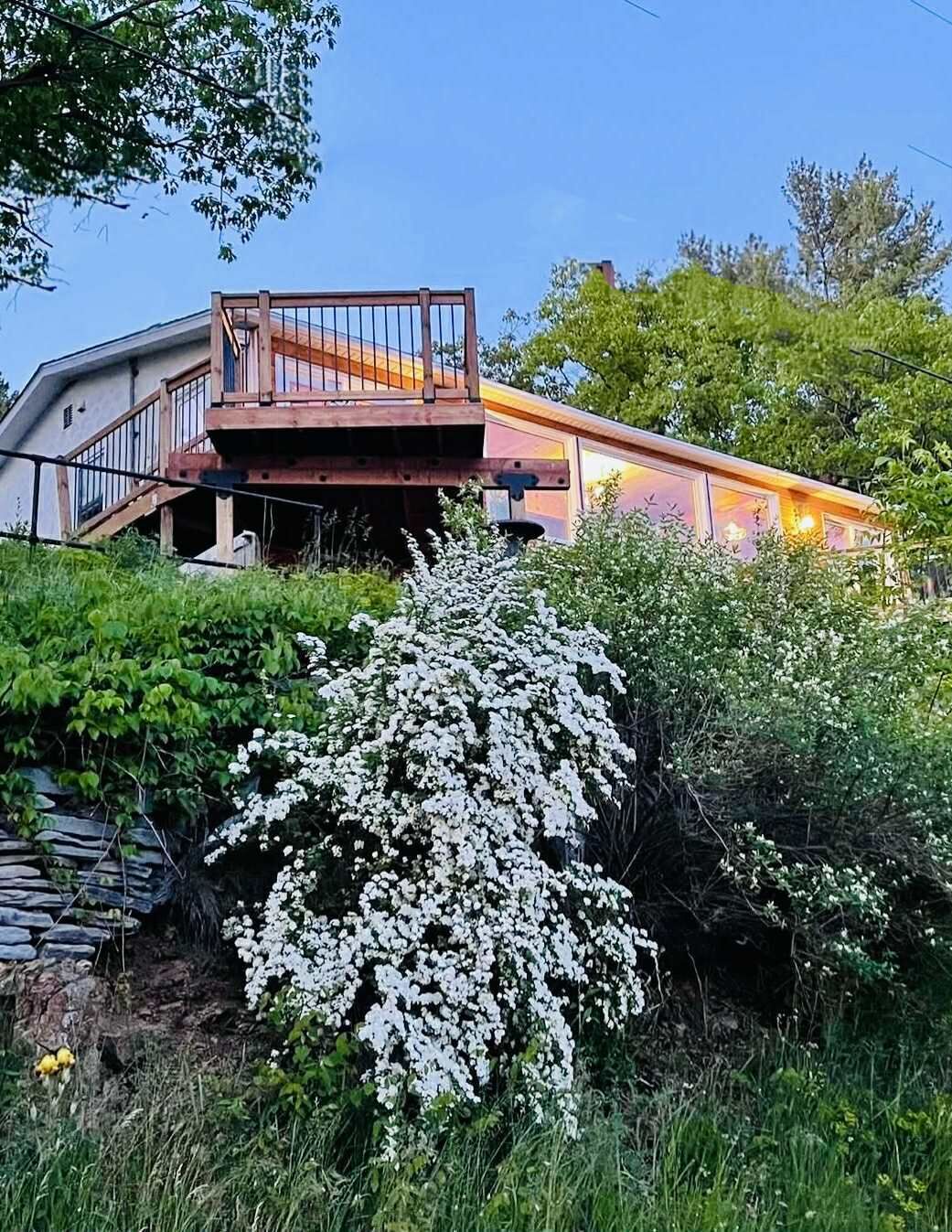 Ein Haus mit einer Holzdiele und einer Steinsäule.