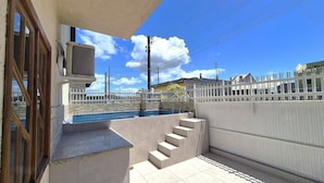 A residential area with a swimming pool, a white fence, and a staircase leading to a covered patio area. - Fully Equipped Houses in a Condominium With a Pool, 110m From the Beach - Onis (Barra Velha)