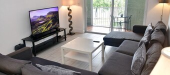 Modern 2-bedroom apartment in North Miami Beach with AC