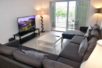 Modern 2-bedroom apartment in North Miami Beach with AC