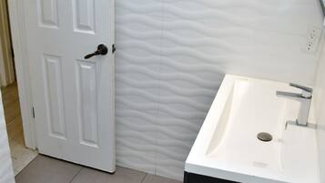 Dusche, Handtücher, Toilettenpapier